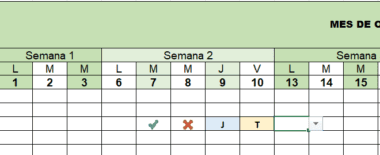 Una hoja de asistencia digital en español que muestra las semanas y los días. En la semana 2, aparecen símbolos como una marca verde, una X roja, una "J" y una "T" en algunas celdas; el resto están en blanco. En una celda aparece una flecha desplegable.