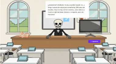 Un esqueleto con traje está de pie detrás de un escritorio en un aula moderna. Hay escritorios con tabletas, una pizarra, una ventana y un comentario en español sobre enseñar anatomía sin fracturas.