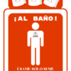Letrero de baño rojo con bonitos rollos de papel higiénico sonrientes en la parte superior. Figura de palo blanca en el centro. El texto en español dice: 