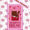 Una divertida ilustración sobre un fondo rosa que presenta una barra de chocolate estilo kawaii con una cara, enclavada en un envoltorio que dice "Te mereces un descanso". La imagen incluye el texto "Agenda Perpetua Escolar y/o Personal" y "Kawaii Food".