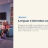 Una pareja de personas mayores en un sofá junto a un hombre y dos niños que juegan, bajo el título «Lenguas e identidad colectiva» en 3D.
