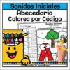 Una colorida hoja de ejercicios titulada "Sonidos Iniciales Abecedario Colorea por Código" muestra una caja de lápices de colores de dibujos animados, una letra A sonriente y un niño coloreando una hoja de ejercicios sobre palabras que empiezan por "A".