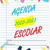 Una colorida Agenda Escolar Didáctica 100% editable. Para cualquier grado. Para el ciclo escolar 2022-2023 cobertura para el ciclo escolar 2022-2023. Presenta un fondo de papel rayado con varios artículos de papelería como bolígrafos, lápices, una regla y clips. Las áreas de texto editables para "Escuela" y "Profesor(a)" se encuentran en la parte inferior.