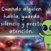 Un extraterrestre verde de dibujos animados saluda sobre un colorido fondo del espacio exterior con asteroides. El texto en español en un recuadro dice: 