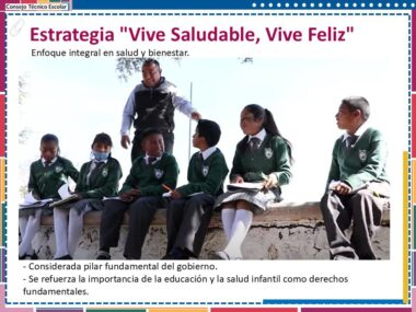 Una maestra interactúa con un grupo de escolares uniformados, sentados en un muro bajo en el exterior. En la pancarta se puede leer "Estrategia 'Vive Saludable, Vive Feliz'", que se centra en la salud y el bienestar. El texto destaca la salud y la educación de los niños como derechos fundamentales.