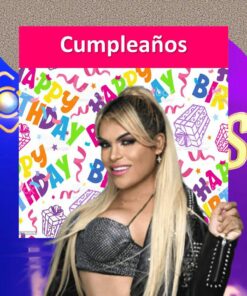 Una persona con cabello largo y rubio, vestida con una blusa y una chaqueta negras con tachuelas, se encuentra frente a un colorido fondo de 