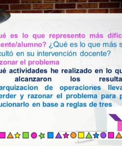 La imagen muestra una hoja de papel con texto en español sobre una mesa. Un flexo metálico ilumina parcialmente el papel. La parte inferior del papel tiene iconos coloridos, como cubos y lápices. El texto se refiere a las dificultades y actividades en la docencia, incluyendo Estrategia Didáctica Tangram / Reforzamiento Matemático basado en el ABP (5 momentos).