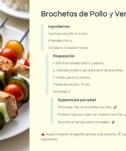 Un plato de brochetas de pollo y verduras con tomates cherry, calabacín y especias. El texto lateral incluye la lista de ingredientes y las instrucciones de preparación, además de sugerencias para servir según la edad.