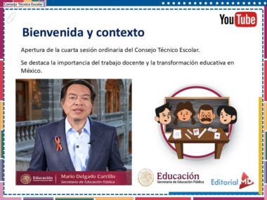 Un hombre con traje se encuentra de pie en una habitación, con un texto con detalles sobre una reunión del Consejo Técnico Escolar en México a su lado. Se incluyen íconos de un maestro y estudiantes en un escritorio, junto con logotipos de YouTube y organizaciones educativas.