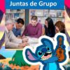 Agenda Escolar Lilo & Stitch 2025 – 2026 Editable 10 Un grupo de cinco personas sentadas alrededor de una mesa discutiendo papeles bajo un cartel que dice