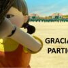 Proyecto Lúdico "Juego del Calamar PRIMARIA 1° - 6° NEM 16 Un gran muñeco robótico se encuentra de pie junto a un árbol en un campo, con pequeños edificios y personas al fondo. Las palabras