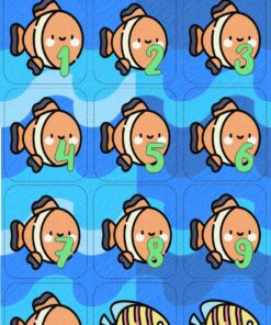 Una cuadrícula de LA PESCA con peces de dibujos animados con los números del 1 al 12. Cada uno de los números del 1 al 9 tiene un pez que se asemeja a un pez payaso con un cuerpo naranja y rayas blancas. Los números del 10 al 12 tienen cada uno un pez con rayas amarillas y rosas. El fondo es azul con patrones de ondas, lo que hace que el aprendizaje sea divertido y atractivo.