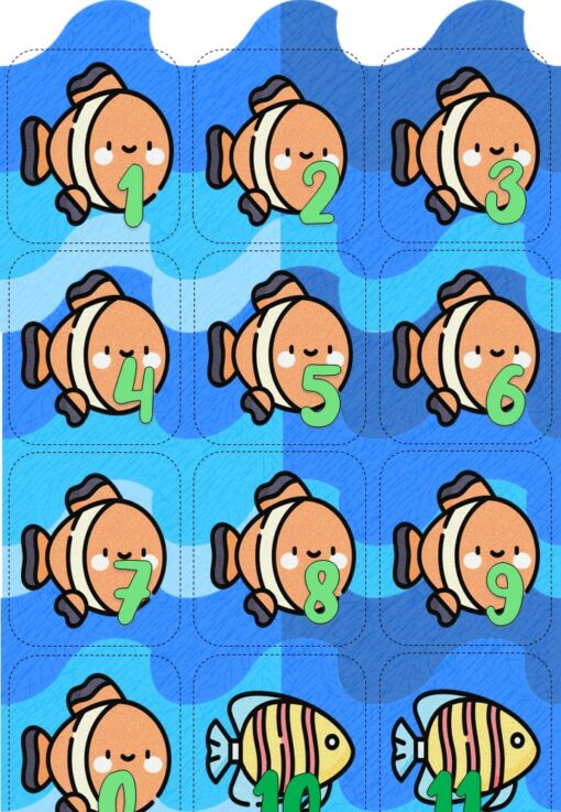 Una cuadrícula de LA PESCA con peces de dibujos animados con los números del 1 al 12. Cada uno de los números del 1 al 9 tiene un pez que se asemeja a un pez payaso con un cuerpo naranja y rayas blancas. Los números del 10 al 12 tienen cada uno un pez con rayas amarillas y rosas. El fondo es azul con patrones de ondas, lo que hace que el aprendizaje sea divertido y atractivo.
