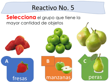 La instrucción en español pide seleccionar el grupo con más objetos. Se muestran tres grupos: A (una fresa), B (dos manzanas) y C (tres peras). Arriba también hay imágenes de varias fresas, manzanas y peras.