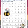 Una colorida hoja de actividades con una cuadrícula numérica del 1 al 20. Una abeja de dibujos animados está cerca del número 1, y una flor cerca del número 20. La instrucción pide ayudar a la abeja a llegar a la flor siguiendo la secuencia de números. La instrucción pide ayudar a la abeja a llegar a la flor siguiendo la secuencia de números.