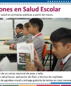 Estudiantes en un salón de clases escuchando atentamente. La imagen incluye un texto sobre 