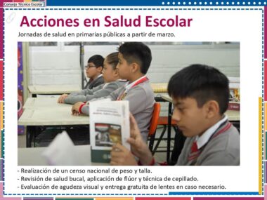 Estudiantes en un salón de clases escuchando atentamente. La imagen incluye un texto sobre "Acciones en Salud Escolar", que detalla actividades como controles de salud nacionales, revisiones dentales y evaluaciones de la vista gratuitas.