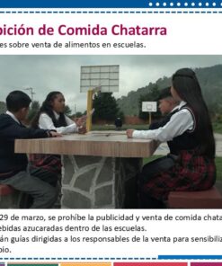 Un comedor escolar con tres estudiantes sentados en una mesa al aire libre. Un cartel encima dice 