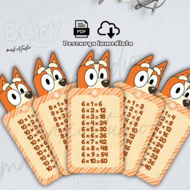 Cinco tablas de multiplicar en tarjetas con forma de Bluey, un perro de dibujos animados, cada tarjeta muestra diferentes números y ecuaciones del 1 al 6 en español. Los iconos de PDF y descarga están visibles en la parte superior.