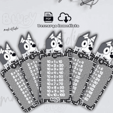 Cinco marcapáginas de tablas de multiplicar con el personaje Bluey, cada uno de los cuales muestra las tablas de multiplicar del 1 al 5. El diseño incluye la cara de Bluey y un borde en blanco y negro. El texto en español y los iconos de PDF/descarga aparecen en la parte superior.