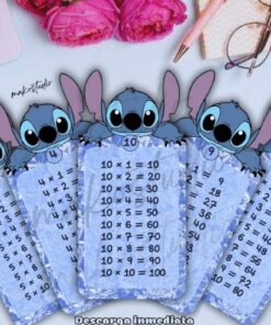 Cinco tarjetas de la tabla de multiplicar de Stitch con los números 5, 4, 10, 9 y 8, colocadas sobre un escritorio color pastel con flores, un cuaderno, gafas y un bolígrafo de fondo. También se ve un icono de PDF.
