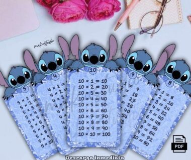 Cinco tarjetas de la tabla de multiplicar de Stitch con los números 5, 4, 10, 9 y 8, colocadas sobre un escritorio color pastel con flores, un cuaderno, gafas y un bolígrafo de fondo. También se ve un icono de PDF.