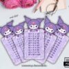 Cinco adorables marcapáginas con personajes morados de dibujos animados en la parte superior y tablas de multiplicar en cada uno. Al fondo, flores rosas, gafas y un cuaderno. Un icono de PDF y la palabra "Descarga inmediata" aparecen en la parte inferior.