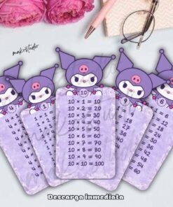 Cinco adorables marcapáginas con personajes morados de dibujos animados en la parte superior y tablas de multiplicar en cada uno. Al fondo, flores rosas, gafas y un cuaderno. Un icono de PDF y la palabra "Descarga inmediata" aparecen en la parte inferior.