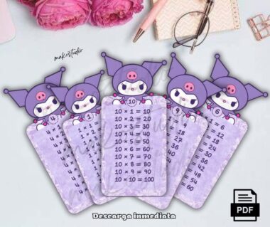 Cinco adorables marcapáginas con personajes morados de dibujos animados en la parte superior y tablas de multiplicar en cada uno. Al fondo, flores rosas, gafas y un cuaderno. Un icono de PDF y la palabra "Descarga inmediata" aparecen en la parte inferior.