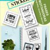 Se muestra una hoja con más de 100 STICKERS Frases Motivacionales en español. Las pegatinas incluyen frases como "Limpia tu mente del no puedo", "Vive ama siempre" y otras. Alrededor de la hoja hay una pequeña planta, un cuaderno y un pequeño icono gráfico.