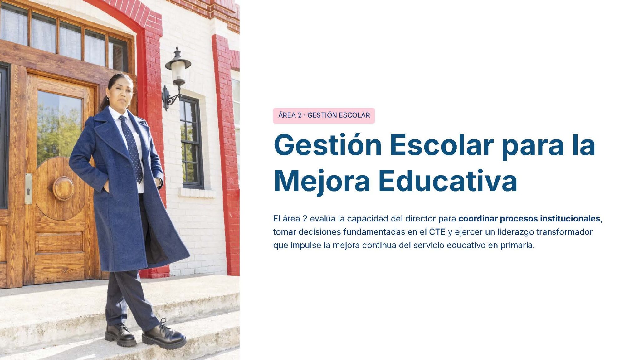 Guía de Apoyo Promoción Vertical Función Directiva Educación Primaria- USICAMM 2026 - 2027 + (Simulador 90 Reactivos 23 Una mujer vestida con un abrigo azul se alza confiada sobre unos escalones en el exterior de un edificio de paredes rojas y blancas. Junto a ella se lee: "Gestión Escolar para la Mejor Educativa" con una descripción de la evaluación de la gestión escolar.