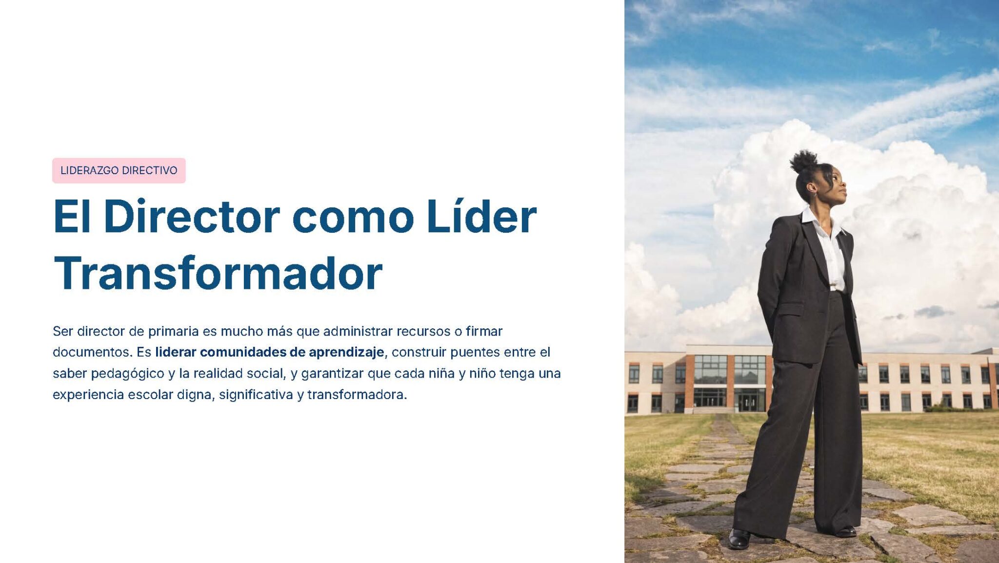 Guía de Apoyo Promoción Vertical Función Directiva Educación Primaria- USICAMM 2026 - 2027 + (Simulador 90 Reactivos 11 Una mujer segura de sí misma, vestida con un traje negro, está de pie en un camino fuera de un moderno edificio escolar, mirando a lo lejos. A la izquierda aparece un texto en español sobre el papel transformador de un director de escuela.