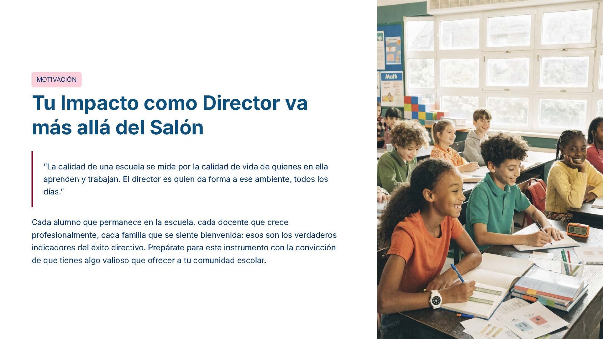 Guía de Apoyo Promoción Vertical Función Directiva Educación Primaria- USICAMM 2026 - 2027 + (Simulador 90 Reactivos 3 Un profesor se sienta a la mesa con un grupo de alumnos sonrientes en un aula. A la izquierda de la imagen aparece un texto en español sobre el impacto positivo que puede tener un director de escuela más allá del aula.