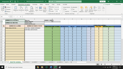 Una captura de pantalla de una hoja de cálculo de Excel abierta en la pantalla de una computadora que muestra un registro de asistencia de un estudiante con columnas para la identificación del estudiante, el nombre y los detalles del Generador De Reportes De Evaluación codificados por colores en verde y amarillo.