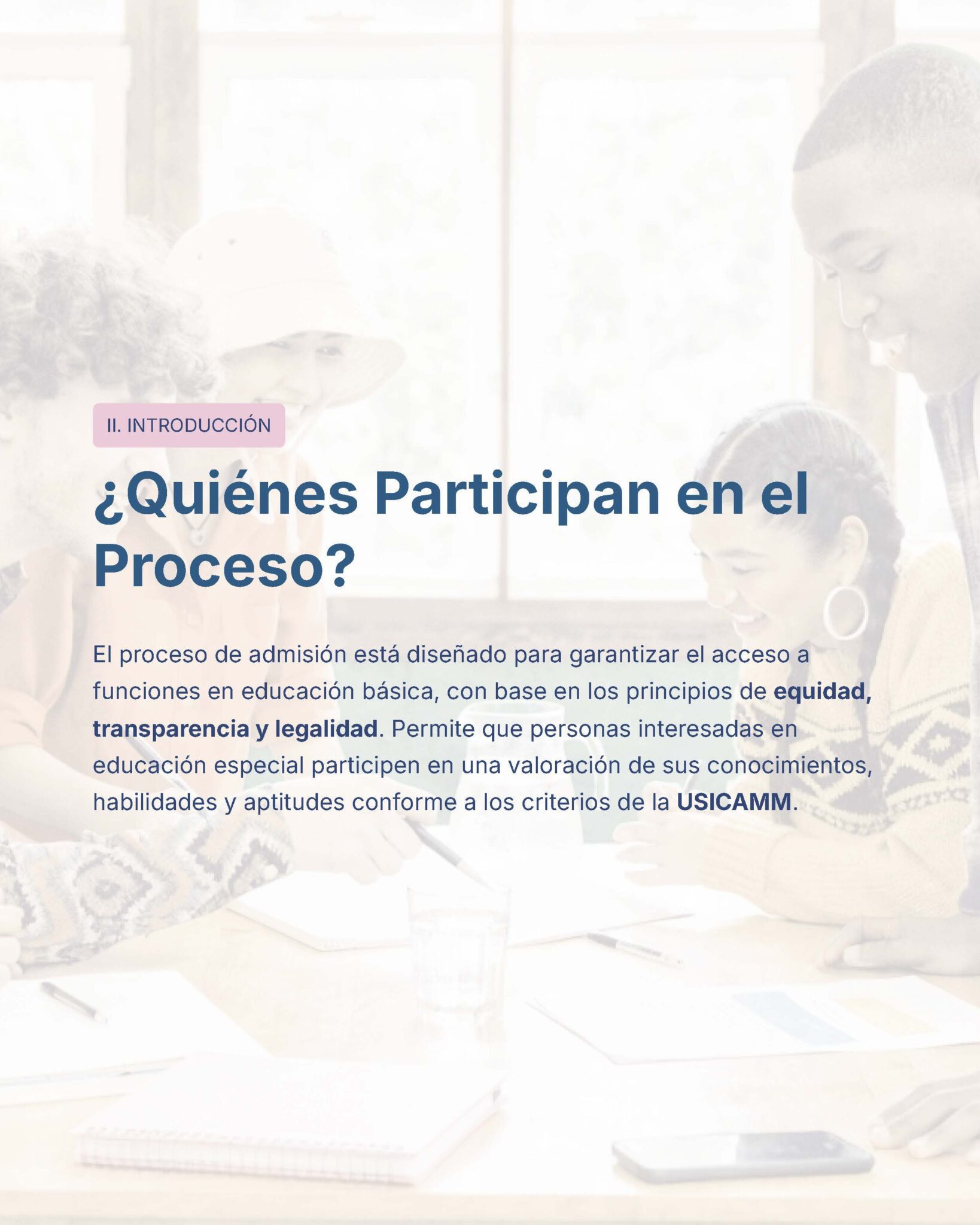Guía de Estudio Admisión Técnico Docente Educación Especial - USICAMM 2026 - 2027 + (Simulador 90 Reactivos) 3 Diapositiva con el encabezado "¿Quiénes Participan en el Proceso?" en español. Explica los principios de equidad, transparencia y legalidad en el proceso de admisión a la educación básica. En el fondo hay personas trabajando juntas.