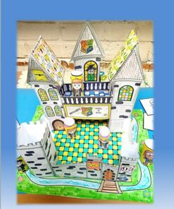 Un colorido castillo hecho a mano con papel, con suelos a cuadros, torres en 3D y un puente levadizo. Pequeños personajes dibujados emergen de varias ventanas y torretas. El fondo es un degradado azul claro con una vista parcial de una pared de ladrillos, lo que le da un encanto mágico similar al de Hogwarts, perfecto para cualquier proyecto Hogwarts 3D (Colorea, Recorta, Arma y Juega).