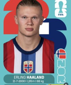 Jugador de fútbol de pelo corto y rubio con camiseta a rayas rojas y blancas. El texto muestra su nombre, Erling Haaland, fecha de nacimiento, altura, peso, bandera noruega e información del club Manchester City, con logotipos de la FIFA y Panini.