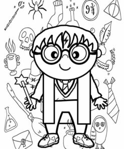 Una página para colorear que presenta una versión en dibujos animados de un niño mago con gafas redondas y una cicatriz en forma de rayo, muy parecido a Decora tu Carpeta de Tareas o Notas HARRY POTTER, sosteniendo una varita mágica. Detrás de él hay varios objetos mágicos, incluido un libro de hechizos, criaturas mágicas y varias pociones y símbolos.