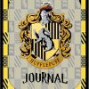 Imagen de una portada del Diario o Notas de Hufflepuff con el escudo de la casa de la serie Harry Potter. El escudo muestra un tejón, el emblema de la casa, rodeado de ornamentados diseños amarillos y negros. El fondo tiene un patrón a cuadros con la palabra "DIARIO" en la parte inferior. ¡Ideal para tus notas mágicas!