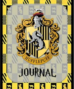 Imagen de una portada del Diario o Notas de Hufflepuff con el escudo de la casa de la serie Harry Potter. El escudo muestra un tejón, el emblema de la casa, rodeado de ornamentados diseños amarillos y negros. El fondo tiene un patrón a cuadros con la palabra 
