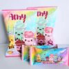 Paquetes coloridos con adorables bebidas de dibujos animados, como batidos y té de burbujas con caritas felices. El fondo es un degradado pastel con destellos. El texto dice "Amy & Oreo" y "Lay's".