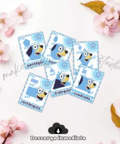 Seis tarjetas con un perro azul de dibujos animados y formas azules, etiquetadas en español como pentágono, óvalo, triángulo, círculo, rectángulo y cuadrado, están dispuestas sobre una superficie blanca con flores rosas.