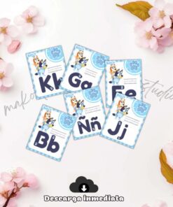 Tarjetas con Bluey, cada una con una letra mayúscula y minúscula grande (Kk, Gg, Ff, Bb, Ññ, Jj), sobre un fondo floral. Abajo aparece un botón de "Descarga inmediata".