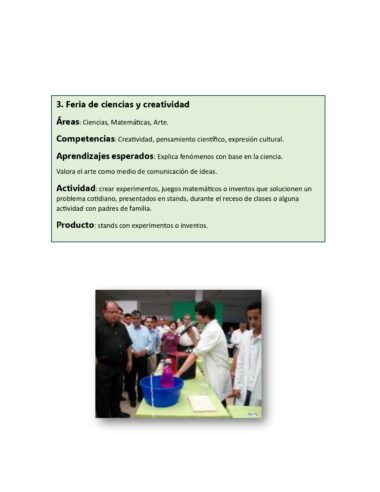 Un grupo de estudiantes y un profesor alrededor de una mesa con materiales para experimentos científicos, incluido un recipiente verde con líquido, durante una actividad de la feria de ciencia y creatividad en un aula.