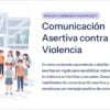 Un grupo diverso de estudiantes permanecen juntos en el exterior de un edificio escolar. Junto a ellos hay un texto en español sobre el aprendizaje de la comunicación asertiva en inglés para combatir la violencia mediante mensajes positivos y pacíficos en las familias y las escuelas.