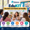 Cinco adultos conversan en una mesa junto a un cartel sobre EduKIT, un kit para reuniones entre padres y profesores.