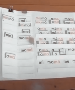 Una herramienta de aprendizaje de español hecha a mano para niños, que muestra un papel con solapas etiquetadas con palabras como 