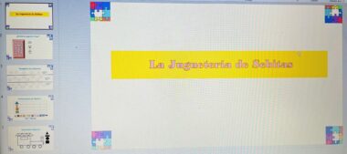 Una diapositiva de PowerPoint titulada "La Juguetería de Sebitas" en texto rosa sobre un rectángulo amarillo, con imágenes prediseñadas de piezas de rompecabezas en las esquinas. La barra lateral muestra diapositivas con dibujos y texto en español sobre juguetes.