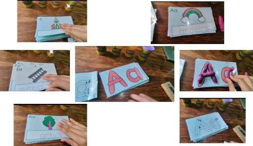 Un collage de LLavero de las vocales para enseñar el alfabeto en español sobre una superficie de madera. Las tarjetas, que se pueden adjuntar a un llavero, muestran coloridas ilustraciones como un arcoíris, una escalera y un árbol con sus nombres en español "arcoíris", "escala" y "árbol". Una mano está arreglando las cartas.
