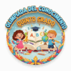 Insignia con el texto "Olimpiada del Conocimiento Quinto Grado", que muestra a una niña y un niño sonrientes que sostienen lápices, un libro con las letras del abecedario, un globo terráqueo y artículos escolares, todo ello rodeado de una colorida cenefa trenzada y una antorcha en la parte inferior.